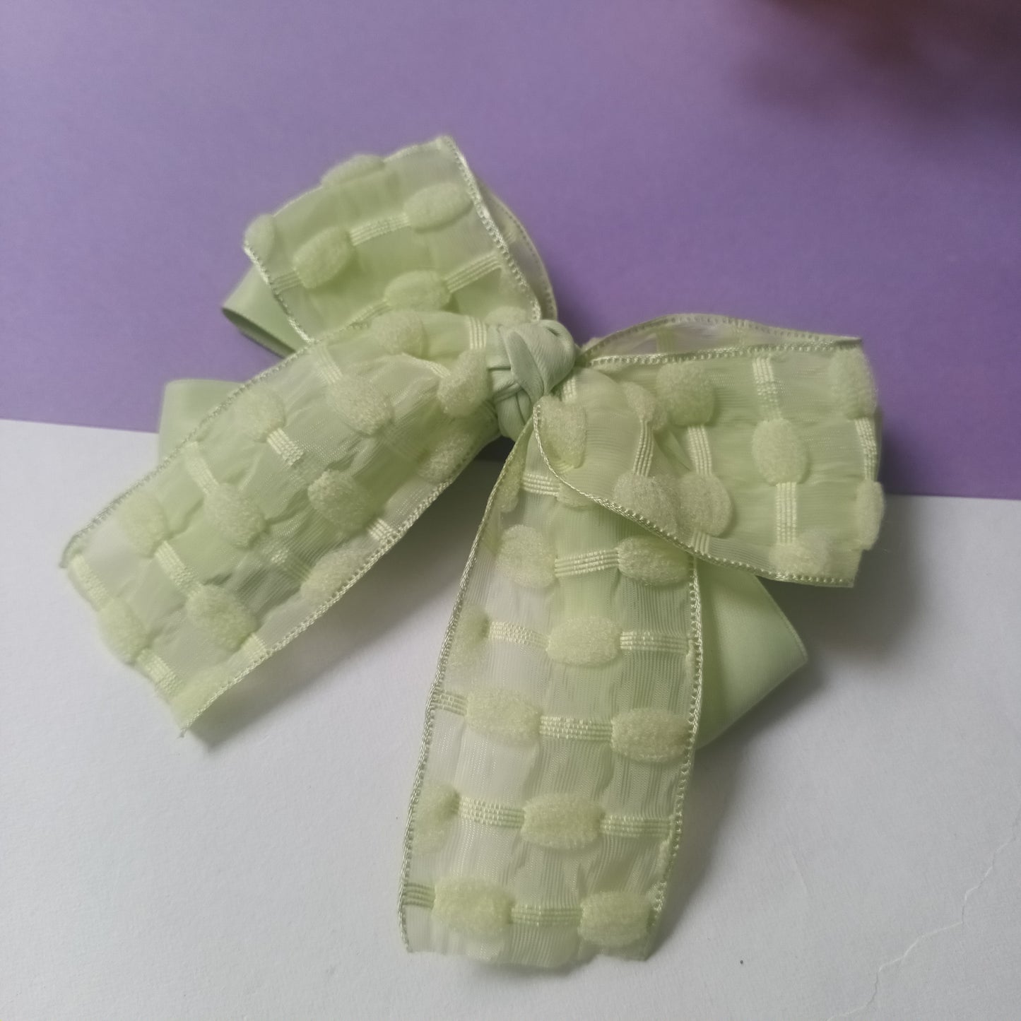 Aksa Tea green crush bow aligator pin