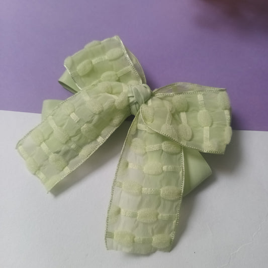 Aksa Tea green crush bow aligator pin