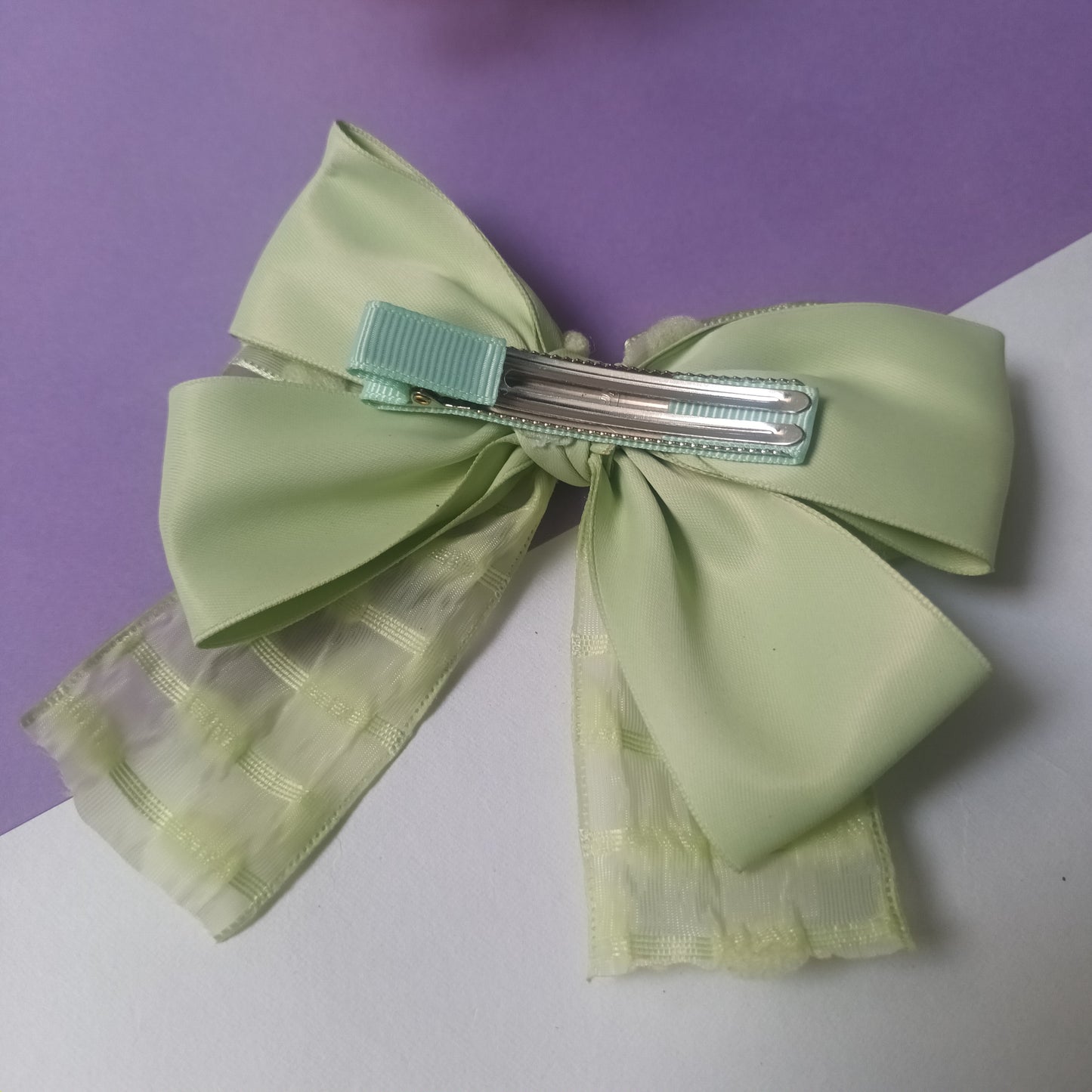 Aksa Tea green crush bow aligator pin