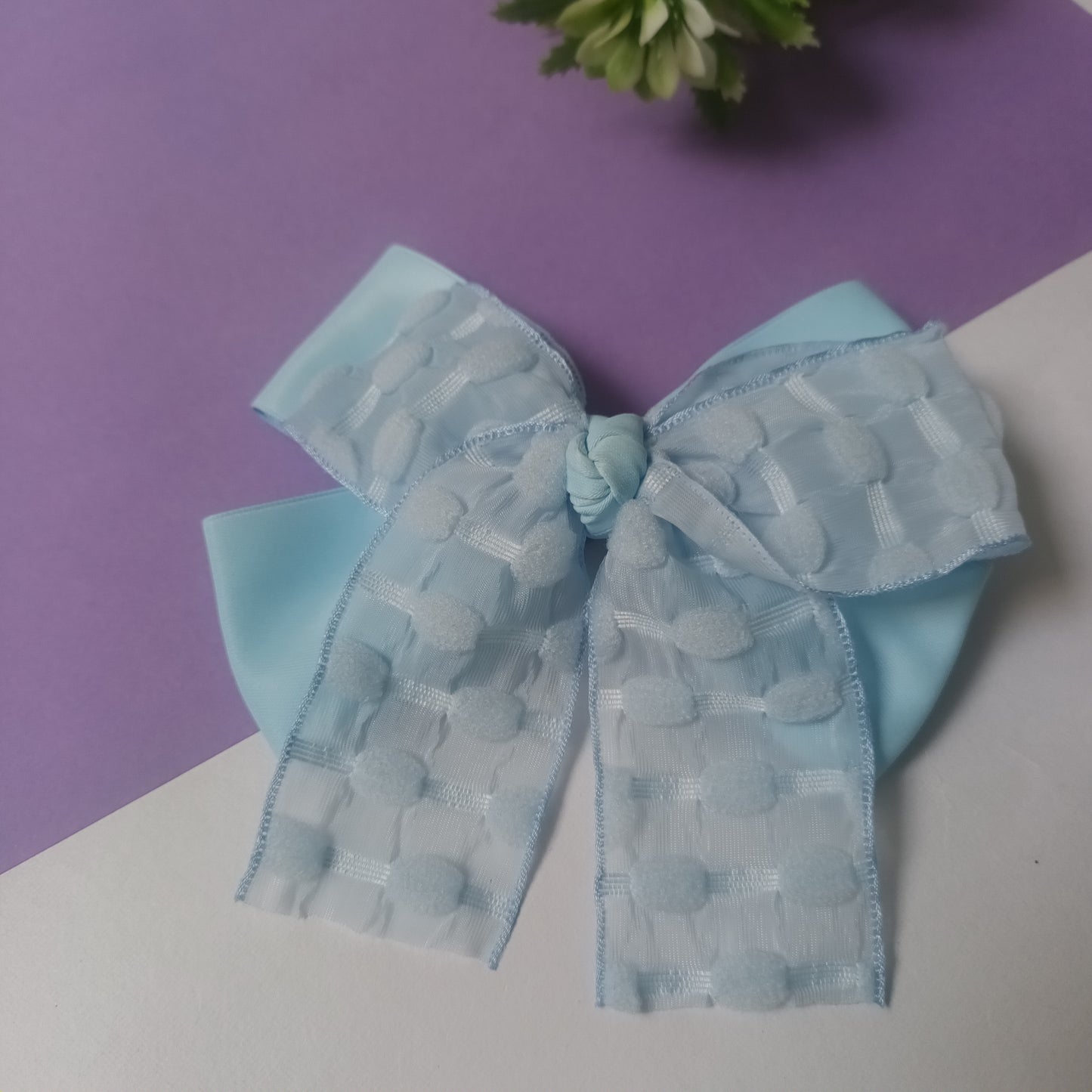 Aksa aqua blue crush bow aligator pin