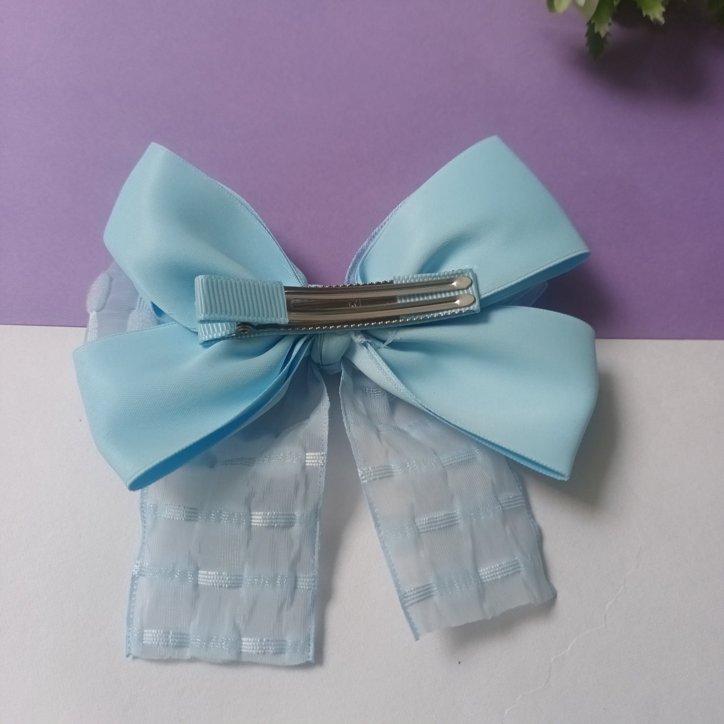 Aksa aqua blue crush bow aligator pin