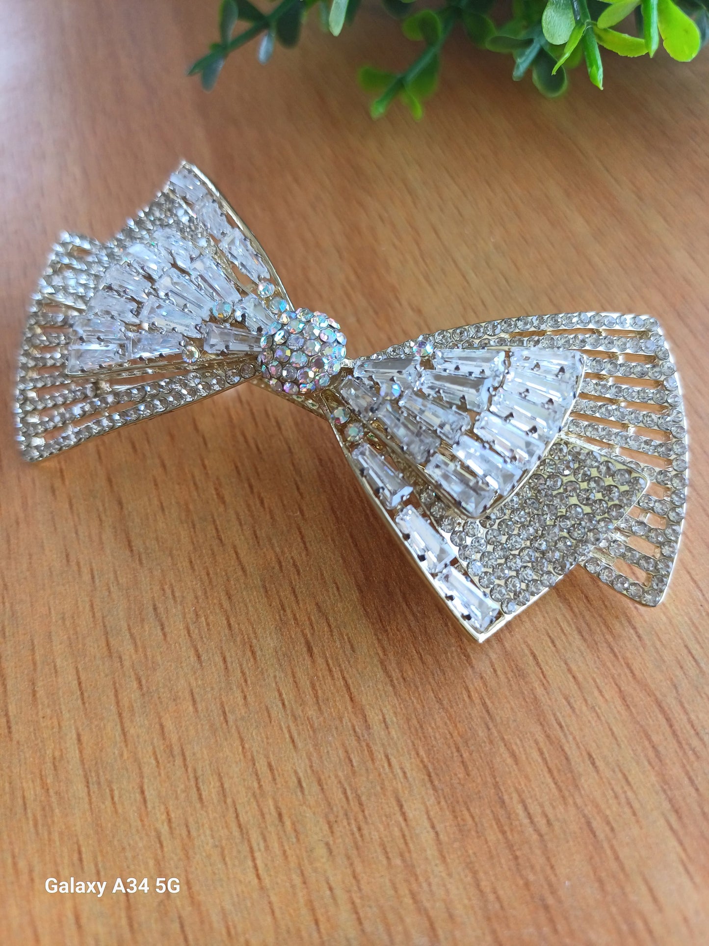 QAMAR white American diamond Bow back clips