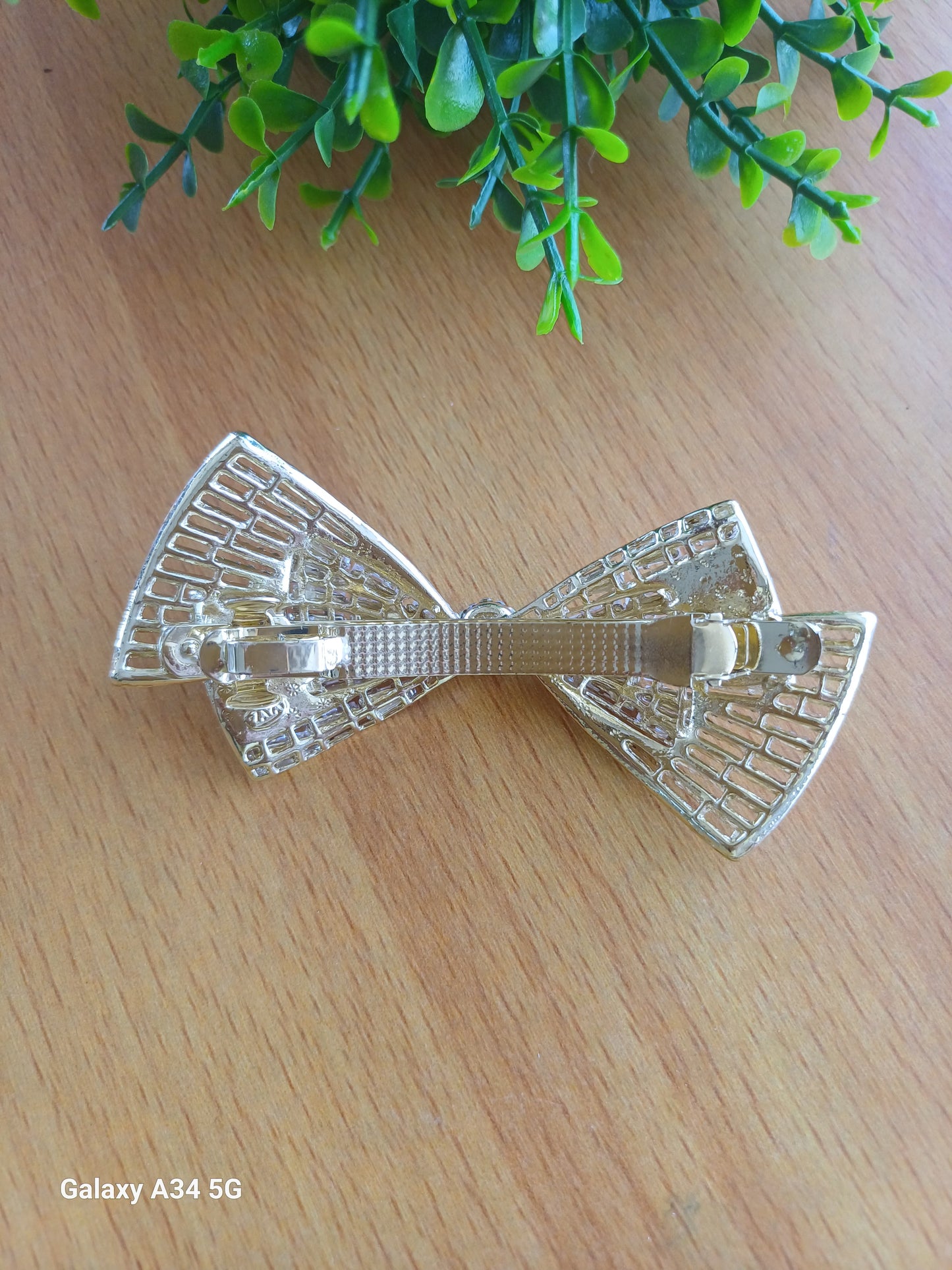 QAMAR white American diamond Bow back clips