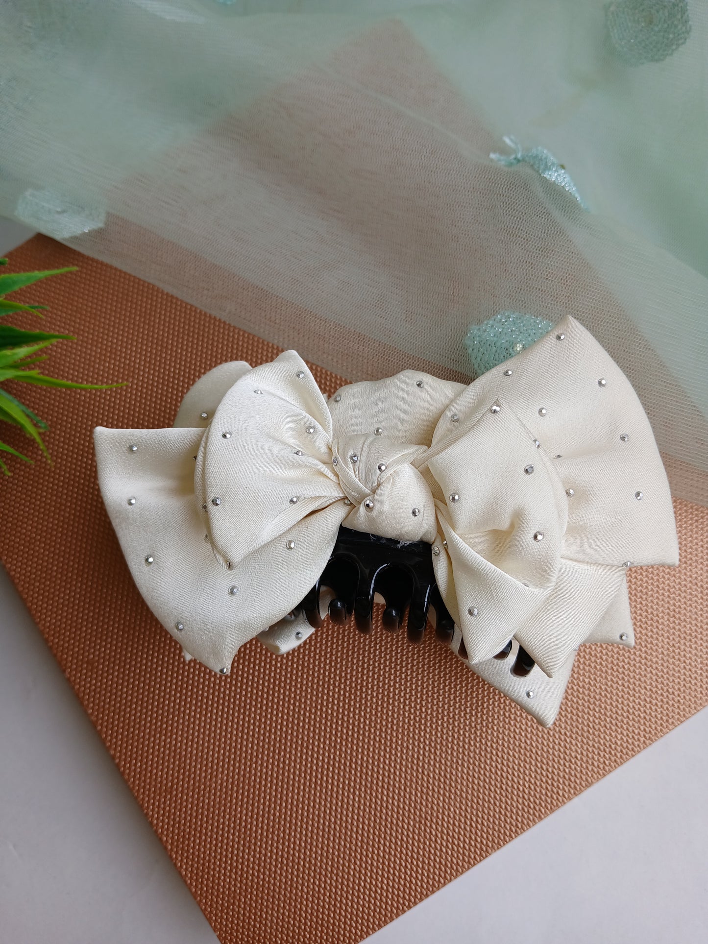 ALIYA Half White Satin Acrylic Claw clip